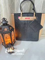  11 جناط اصلية.