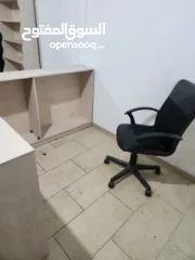  7 ديكور محمص شبه جديد مع رفوف وباترينه 2 متر وكراسي مكتب كلف تفصيل 15 الف شيكل البيع بسبب السفر بسعر ح