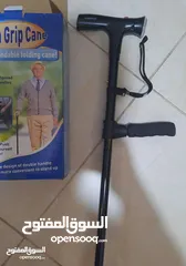  1 عكازة قابله للطي بمقبضين لكبار السن وقاعده مانعه انزلاق مع ضوء ليد وزمور