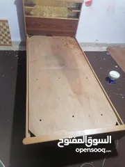  1 تخت وتواليت خشب ممتاز