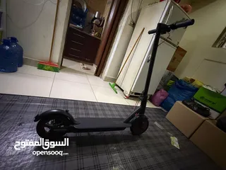  4 سكوتر كهرباء شاومي الاصلي ما في عيب بالسكوتر نظيف جدا سرعته 30 بيمشي 45 كيلو متر بالشحنه الموتور جو