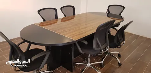  1 طاولة لقاعات الإجتماعات