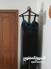  3 صبايا انا شريت الأبيض واسود من شي ان جديد والله مالبسته