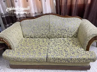 2 طقم كنب مع طاولاته وطاولة سفرة