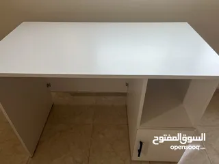  1 طاولة مكتب لون ابيض تفصيل