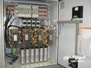 4 مهندس كهرباء تنفيذ وصيانة لوحات تحكم للمعدات الصناعية
