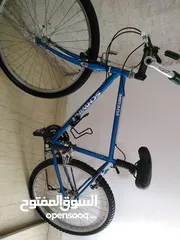  12 بسكليت مستعمل نوع SchWiNN لون أزرق صناعة تايوان الأصلي  وغني عن التعريف للي بفهم بالدراجات الهوائية