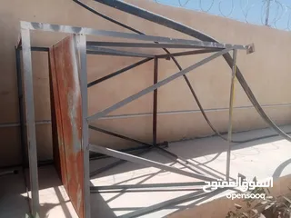  2 قواعد خزنات عاليه للبيع ويوجد باب كراج
