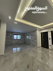  10 شقة شبه ارضي 240 متر مع ترس 250 متر و باربيكيو و شلال و كراج خاص في ضاحية النخيل تشطيب فندقي