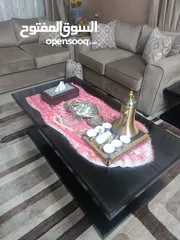  4 طاولات خشب عدد 3 وحده كبير واثنتين وسط