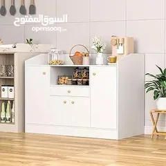  13 خزانة عملية مع مقابض خشبية بسيطة وأنيقة  تصميمها يجمع بين المساحات المغلقة والرفوف المفتوحة لسهولة