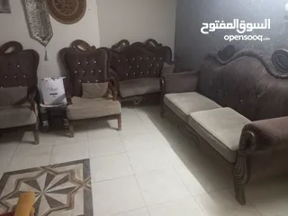  2 طقم كنب بحال الوكاله يتكون من 8 مقاعد لايوجد كسر ولاخدش البيع لدواعي السفر والتواصل عبر الوتس اب