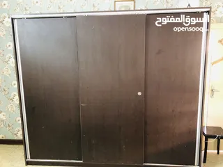  1 خزانة سحاب 3 درف لون بني محروق  بحالة الوكالة