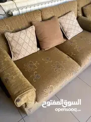  10 طقم كتب 8 مقاعد مع طاولة منتصف مستخدم بحالة جيدة .. ممكن يركب على شكل L..  لغرفة المعيشة او الصالة
