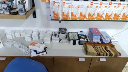  7 محل كامل للبيع بضاعة رفوف عدت صيانة الجوالات مكيف بترينة
