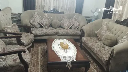  3 طقم كنب للبيع بحالة الجيدة مع 3 طاولات