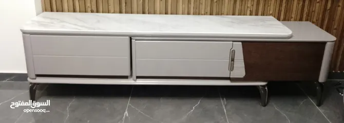  2 مزنون مع طاوله وسط فاخر جرانيت شبه جديد