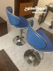  5 2 كراسي مطبخ وكافيها مرتبين مع مسند ظهر متين لون ازرق