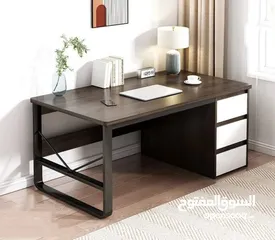  4 مكتب فاخر بتصميم عصري أنيق سطح خشبي متين بلون داكن فاخر يعطي لمسة فخامة .