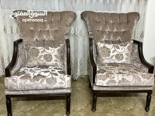  2 طقم كنب غرفة ضيوف 7 مقاعد بحالة جيدة جدا