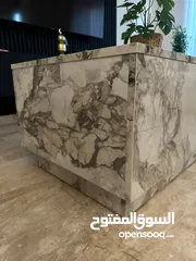  1 طاولة خشبية