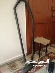  3 مكنسه كهرباء وكاله 1800واط معها جميع اغراضها استخدام قليل