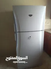  1 ثلاجه نوعيتها شارب 24 قدم في حاله جيده فيها نظام موفر للطاقه