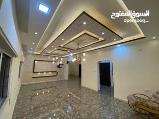  4 عماره ثلاث طوابق وروف بمواصفات خاصه للبيع في جبل الحسين
