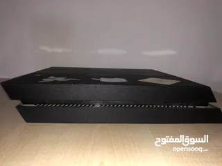  4 Playstation 4 800 GB مستعمل فقط سنه واحدة بحالة  الوكالة ( تتضمن كل الأسلاك و يدتين بليستيشن