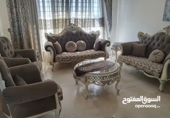  11 طقم كنب 7 مقاعد ، نيو كلاسيك مع طقم طاولات ، وغرفة سفرة فرنسي مع فضية وملحق ومراي ، بحالة ممتازة جدا