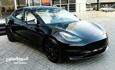  28 تيسلا 2023 model 3 فحص كامل اوتوسكور لون اسود ملوكي داخلي ابيض بحالة الوكالة بسعر لقطة ومحروووق