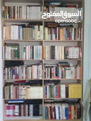  1 1000 كتاب تقريبا- ومكتبة تكاد تكون متكاملة في شتى أصناف المعرفة والعلوم...