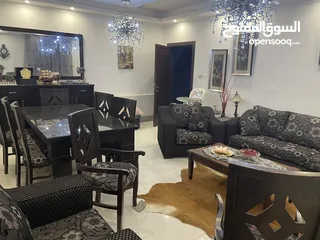  1 طقم كنب سبع مقاعد +طاوله سفره و8 كراسي +3 طاولات واحده وسط