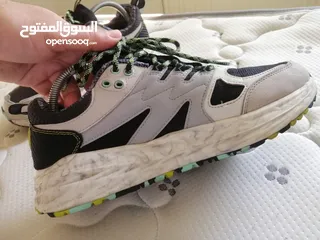  1 شوز نوع qiaodan اصلي نمرة 42 اشتريته ب 25 د للبيع بسعر مغري للحاجة ب 7 د لسرعة البيع ، نظيف جدا بحال