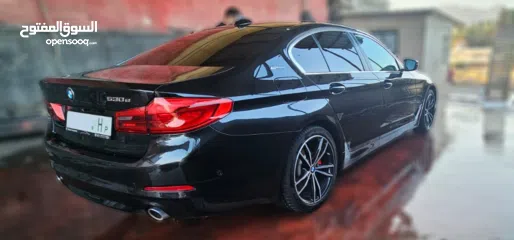  2 BMW 530e سيارة
