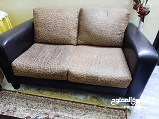  3 كنب مستعمل 7 مقاعد  للبيع  اجمالي 150دينار مع الاغطيه للكنب