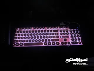  1 Glowing Pink Typewriter Style Keyboard لوحة مفاتيح ستايل الطابعة الكلاسيكي مضيء اللون وردي راقي جداً