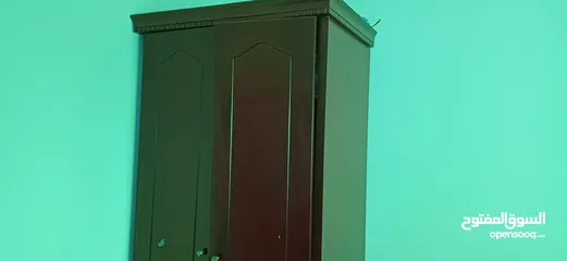  5 أثاث مستعمل كنبه غرفه جلوس  بحاله جيده وخزانه درفتين خشب ثقيل