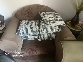  4 طقم كنب مستعمل و طاولة سفرة