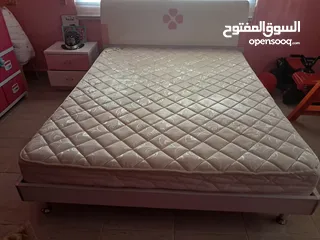  1 تخت للبيع مع فرشة زمبركية