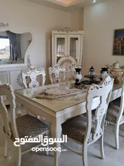  1 طقم كنب 7 مقاعد ، نيو كلاسيك مع طقم طاولات ، وغرفة سفرة فرنسي مع فضية وملحق ومراي ، بحالة ممتازة جدا