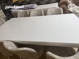  2 طاولة سفرة مع 8 كراسي استعمال شهر  لا يوجد بها أي خدش  قابلة للتفاوض