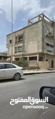  1 منزل للبيع متكون من ثلاته طوابق بسعر ممتاز المكان طرابلس منطقة 11 يوليو بالقرب من مقبرة بوعايشة .