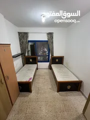  3 سرير داخل غرفة لشخصين