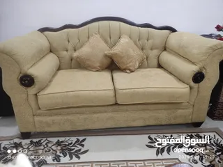  7 طقم كنب مستعمل للبيع المستعجل  بحالة جيدة جدا  كامل  برداية مطرزة مناسبة للون الطقم  سجادة كبيرة