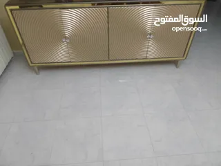  8 طاولة سفرة مع 8 كراسي  مع درسوار  وعليھم زجاج حماية سميك