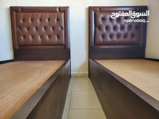  9 تختين مفرد خشب مع لوح خشبي بحاله الوكاله