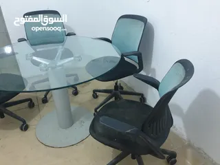  1 طاولة زجاج سيكوريت مع كراسي