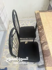  2 طاولة بسطح ستانليس ستيل مع 4 كراسي حديد – بحالة جيدة!