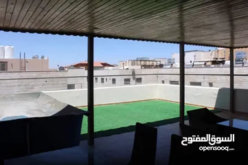  5 شقة مع روف دوبلكس للبيع في حي الصحابة - ref: 14581